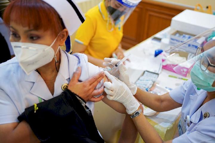Thailand akan Suntikkan Vaksin Covid-19 Ketiga ke Tenaga Medis